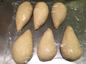 将面团平均分成6份，搓成水滴状，盖上保鲜膜松弛15分钟