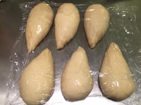 将面团平均分成6份，搓成水滴状，盖上保鲜膜松弛15分钟