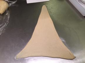 将面团擀成长20厘米，高约35-40厘米的三角形