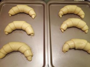 蛋黄液均匀地喷洒在面包上