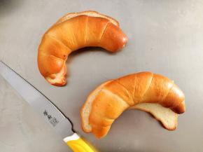 面包出炉后马上放至晾架上放至温热，面包刀对切备用