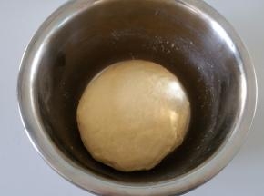 将面团材料里除黄油以外的面团原料一起放入面包桶中，盐和酵母放对角，不要直接接触，面团揉到基本光滑，可以拉出稍厚的膜，加入软化的黄油，揉到可以拉出半透明的薄膜，