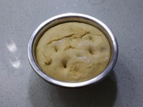 将面团整理成光滑的面团，放在盆里，放在温暖处发酵到2倍大