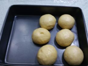 取出发酵好的面团进行排气，可以手揉，也可以借助擀面杖（不能太过于揉搓，以免断筋）排气以后将面团称重，平均分成6份，滚圆后，盖上保鲜膜静置15分钟