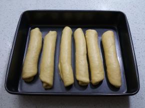 收口处朝下放，放在烤盘上