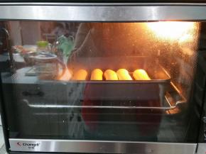 烤箱预热190度8-10分钟，就可以进入烤箱中层上下火180度20分钟（预热温度一般比烘烤温度高10分钟，因为打开烤箱门的同时温度也会下降）出炉后立马脱模，趁热给面包表面刷一层融化了的黄油液体，增色增香提亮