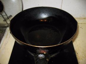 坐锅烧热，炝炒的烹调方法锅一定要先烧热
.加入适量油