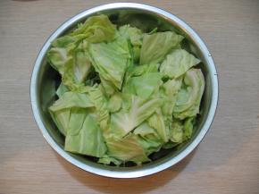 圆白菜的外层老叶子不用，里面的嫩芯也不用，用中间部分，这样的原材料才能保证口感脆嫩，圆白菜仔细清洗干净后再用清水泡十几分钟，这样有效去除农残，泡后再用清水冲洗一下