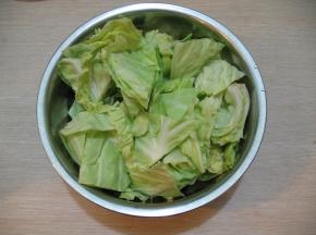 圆白菜的外层老叶子不用，里面的嫩芯也不用，用中间部分，这样的原材料才能保证口感脆嫩，圆白菜仔细清洗干净后再用清水泡十几分钟，这样有效去除农残，泡后再用清水冲洗一下
