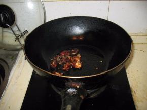 紧接着加入花椒，开大火，将花椒爆香，油稍微多一点.