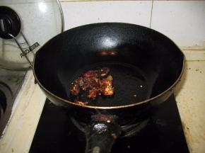 紧接着加入花椒，开大火，将花椒爆香，油稍微多一点.