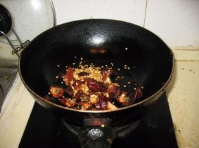 干辣椒用水稍微泡一下，然后控干水分，或者用厨房纸巾去除水分，辣椒稍微泡一下是为了防止辣椒炝锅的时候容易发黑，辣椒不能留有水分，以免炝锅的时候遇水溅油。