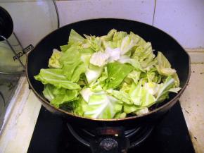 放入圆白菜快速翻炒