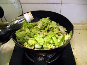 加入适量白醋，酱油少许，翻炒均匀