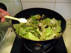 稍微变颜色后加入适量盐翻炒均匀出锅