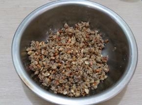 所有干果仁烤熟，将其装在保鲜袋呢，用擀面杖敲碎，倒入白酒，白砂糖，倒入水，花生油、熟糯米粉，搅拌均匀。将其捏成团，不容易散开，五仁馅就做成了