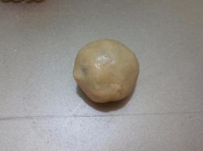 将饼皮慢慢向上推，使其包住馅料