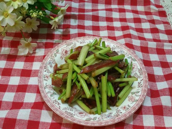 腊肠芹菜