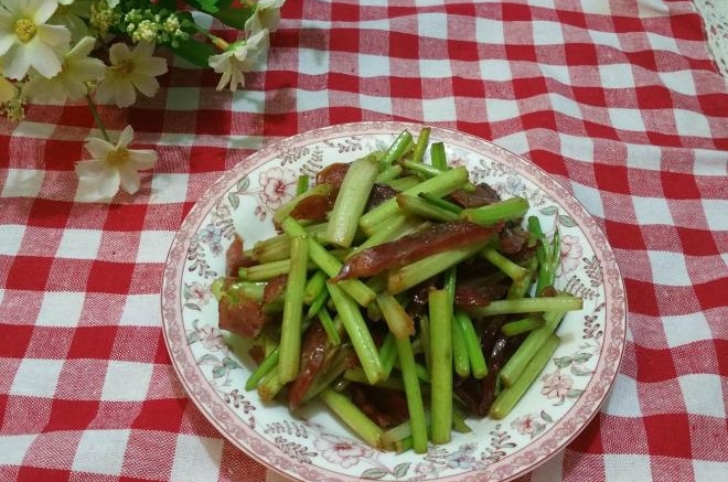腊肠芹菜