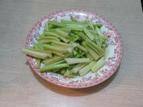 芹菜摘掉叶子，洗净.切成小段备用