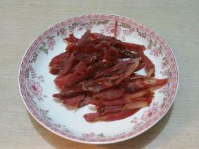 腊肠切成条状备用