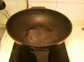 热锅中放入少许油