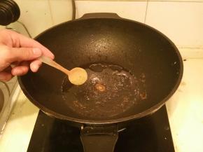 加入适量五香粉