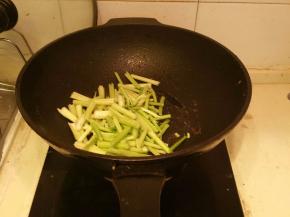 放入备好的芹菜