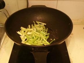 放入备好的芹菜