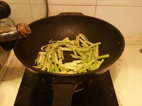 加入少许酱油翻炒