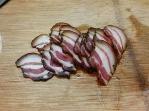 腊肉切片洗干净，控干水份，蒸熟