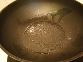 锅中倒入油，烧热