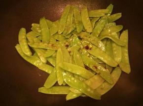 加入少量酱油，翻炒