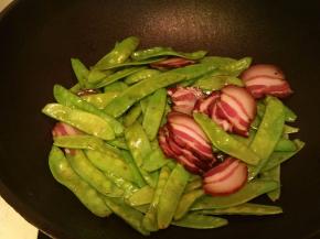 加入腊肉，翻炒片刻