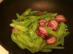 加入腊肉，翻炒片刻