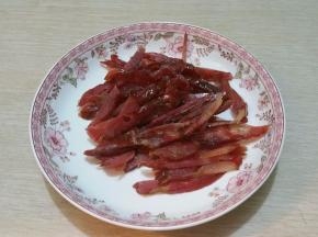 腊肠切成丝上锅蒸熟