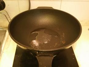 锅中倒入油，烧热