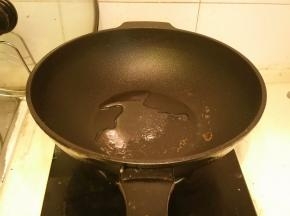 锅中倒入油，烧热