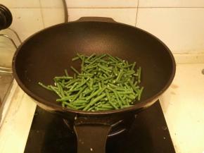 加入豇豆翻炒至变色
