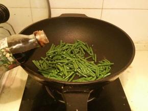 加入少量酱油，翻炒均匀