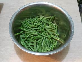 豇豆洗干净切成段