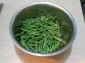 豇豆洗干净切成段