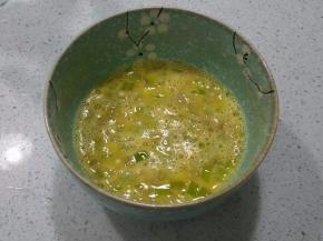 打散的鸡蛋中放入切碎的青椒丁（如果不喜欢辣可以不放）