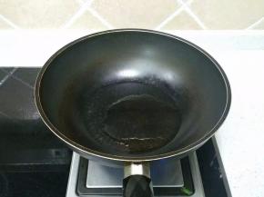 锅烧热，放入油