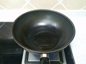 锅烧热，放入油