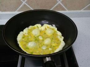 油烧热放入鸡蛋液，烧到成形