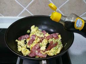 加入适量的酱油翻炒均匀