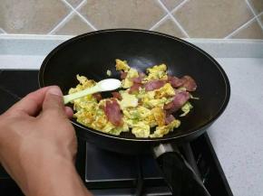 加入适量的盐翻炒均匀、