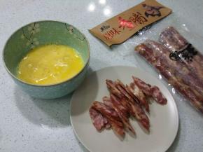 腊肠去皮，切片鸡蛋打散