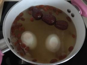 然后放入蒸熟的鸡蛋慢火煮5分钟